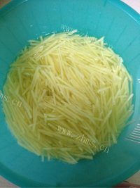 自制醋溜土豆丝做法图解2)