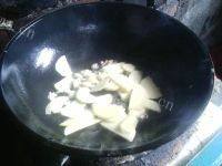土豆炒木耳做法图解5)