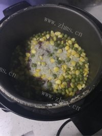 美味的青豆玉米腊肠饭做法图解5)