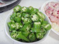 美味的青椒炒仔鸡做法图解3)
