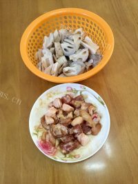 美味猪肉炖莲藕做法图解2)