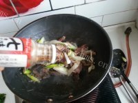 热腾腾的葱炒羊肉做法图解8)