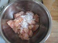 家常鸡肉粒炒豌豆做法图解1)