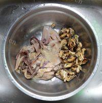 章鱼干淡菜骨头汤做法图解3)