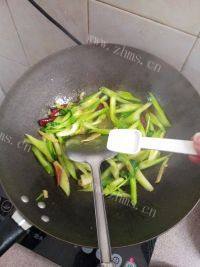 家常菜西芹炒肉丝做法图解8)