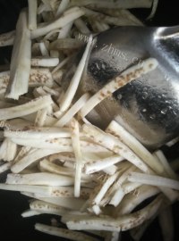 好吃的韭菜炒茄子做法图解5)