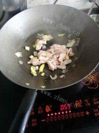 家常菜胡萝卜炒肉做法图解5)