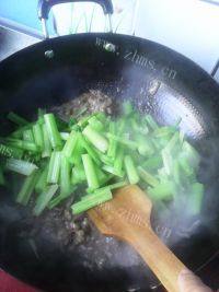 健康美食之牛肉丝炒芹菜做法图解8)