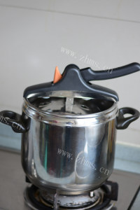 可口的松茸鸽子汤做法图解8)