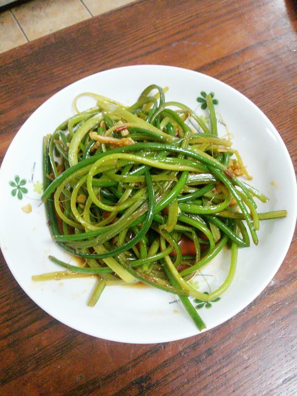 热腾腾的手撕蒜薹
