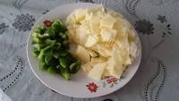 家常菜青椒炒土豆片做法图解1)