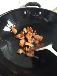 色泽鲜亮的腐竹炒肉做法图解4)