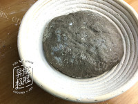 松软的墨鱼汁面包做法图解9)