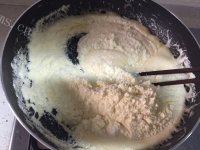 自制花生牛轧糖做法图解3)