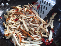 美味的芹菜干子炒肉做法图解4)