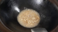 家常小菌菇炒肉丝的做法图解八