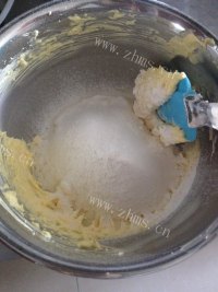 好吃不腻的蛋黄椰蓉球做法图解4)