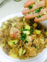 回味无穷的梅干菜蒸土豆鸡块做法图解12)