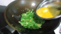 鲜美可口的青椒煎蛋的做法图解五