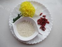 养颜的枸杞菊花粥做法图解1)