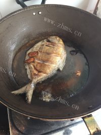 喷香的红烧鲳鱼做法图解5)