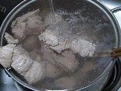 美味的萝卜脊骨汤做法图解2)