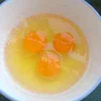 芳香四溢的鸡蛋炒韭菜的做法图解三