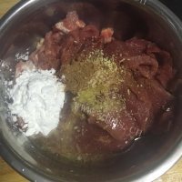 质嫩爽口的花菜炒肉做法图解2)