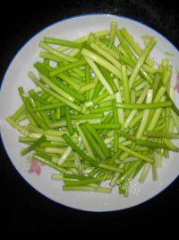 家常菜蒜苔肉丝做法图解2)