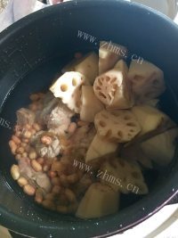 美味的莲藕花生猪骨汤做法图解4)