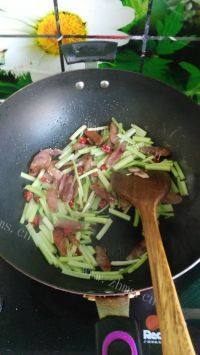 家常菜香芹炒腊肉做法图解4)