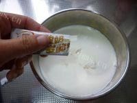 自制蜂蜜酸奶做法图解4)