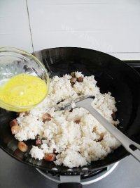 百吃不厌的腊味炒饭做法图解9)