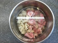 美味的莲藕排骨汤做法图解3)
