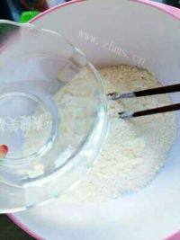 美味的葱油饼做法图解2)