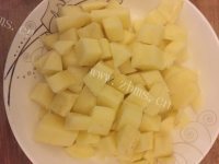 新鲜的海鲜土豆煲仔饭做法图解1)