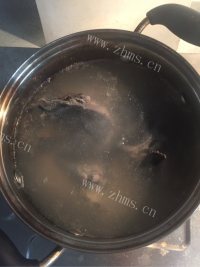 油而不腻的虫草乌鸡汤做法图解3)