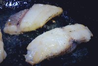 美味异常的香煎鳕鱼配蔓越莓酱做法图解2)