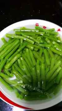 美味的彩椒肉末浇淋豆角做法图解2)