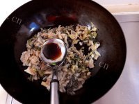 美味红烧肉炖干白菜做法图解4)