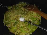 香飘十里的芹菜炒土豆丝做法图解8)