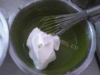 美味的抹茶戚风蛋糕做法图解7)