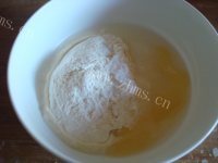 美味的豆沙馅菊花酥做法图解2)