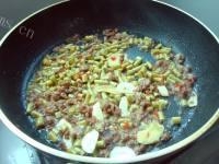 美味的肉末酸豆角粉条做法图解6)
