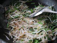 家常菜绿豆芽炒韭菜做法图解6)
