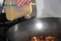 香炒蚕蛹做法图解9)