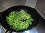 家常菜香菇炒豆角做法图解4)
