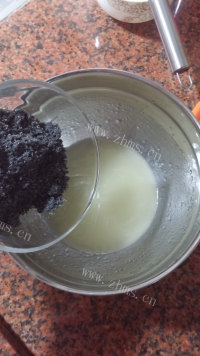 自制黑芝麻戚风蛋糕做法图解3)
