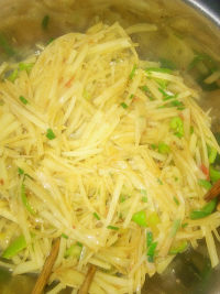 家常菜青椒炒土豆丝