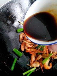 诱人的油爆小河虾